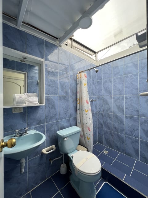 Comfort Cabin | Bathroom | Shower, towels