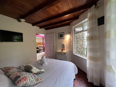 Comfort Cabin | Blackout drapes, iron/ironing board, free WiFi, bed sheets