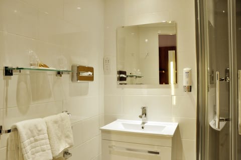Room, 1 Double Bed, Accessible (with Free Hot Breakfast) | Bathroom | Shower, hair dryer, towels