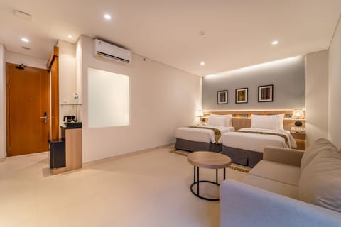 Junior Suite | In-room safe, laptop workspace, soundproofing, free WiFi