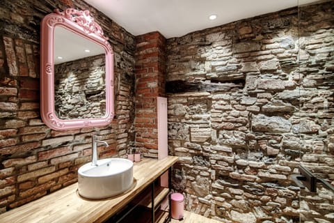 Royal Double Room | Bathroom | Shower, rainfall showerhead, free toiletries, hair dryer