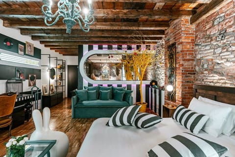 Deluxe Suite | Premium bedding, minibar, in-room safe, individually decorated