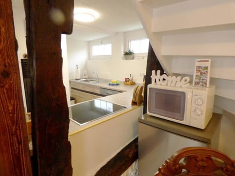 Wohn- Essküche mit Mikrowelle