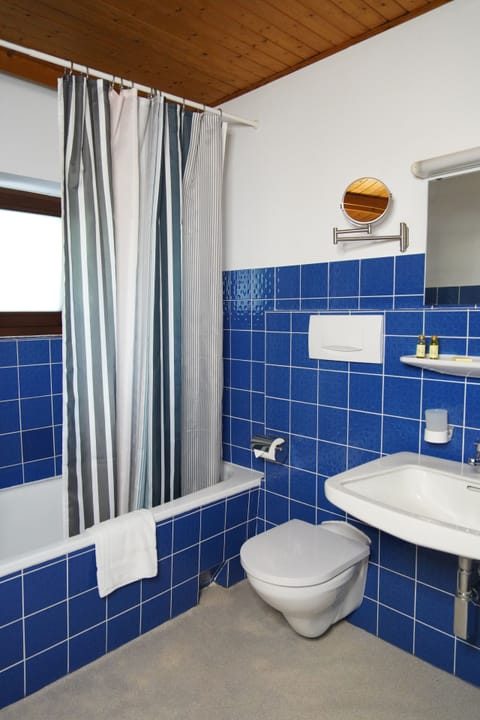 Deluxe Double Room | Bathroom | Hair dryer, bathrobes, slippers, towels