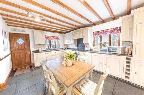 Smithy Cottage - Kitchen / Dining Room