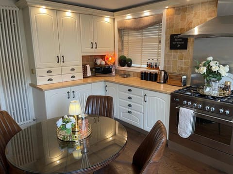 Cottage | Private kitchen | Fridge, microwave, oven, stovetop