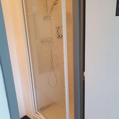 Shower, rainfall showerhead, free toiletries, towels