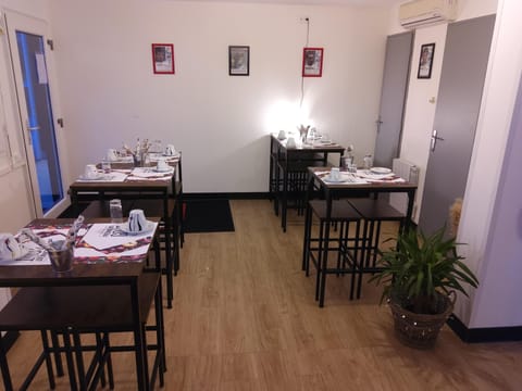 Daily continental breakfast (EUR 9.90 per person)