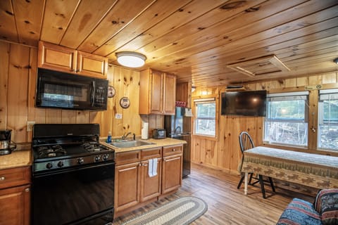 Cabin, 1 Queen Bed, River View | Private kitchen | Eco-friendly cleaning products