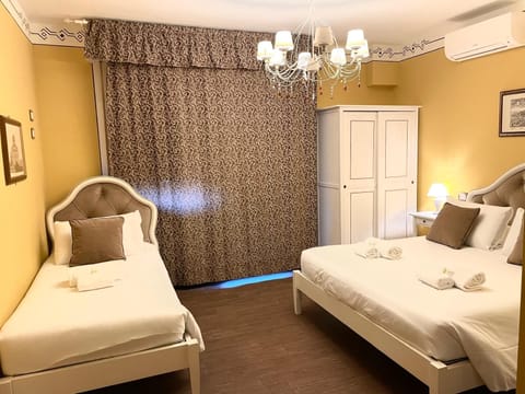 Camera Tripla Budget - Edificio Separato | In-room safe, desk, free WiFi, bed sheets