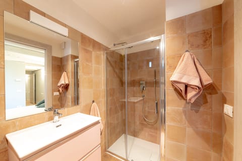 Standard Double Room | Bathroom | Shower, rainfall showerhead, free toiletries, hair dryer