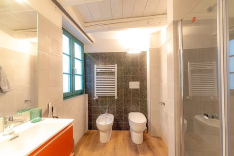 Standard Single Room | Bathroom | Shower, rainfall showerhead, free toiletries, hair dryer