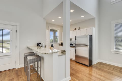 Mini-fridge, oven, stovetop, dishwasher