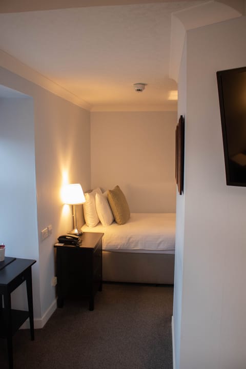 Classic Twin Room, Partial Sea View | Iron/ironing board, free WiFi, bed sheets