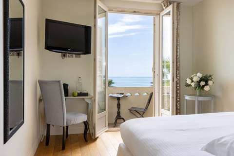 Deluxe Room Sea View and Balcony | In-room safe, desk, soundproofing, free WiFi