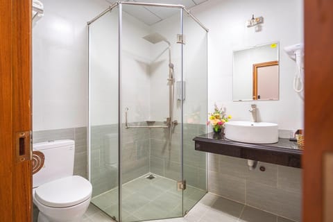 Deluxe Double Room | Bathroom | Hair dryer, slippers, bidet, towels