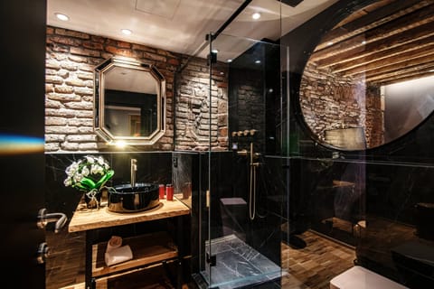 Deluxe Suite | Bathroom | Shower, rainfall showerhead, free toiletries, hair dryer