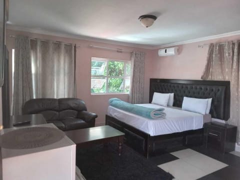 Executive Studio Suite | Individually decorated, individually furnished, free WiFi, bed sheets