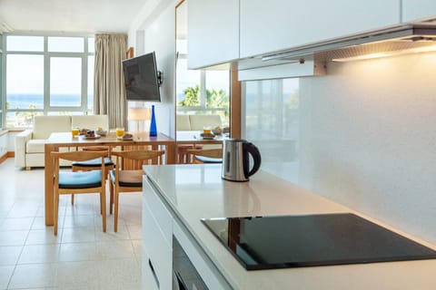 Superior Studio, Sea View | Private kitchen | Mini-fridge, oven, stovetop, cookware/dishes/utensils