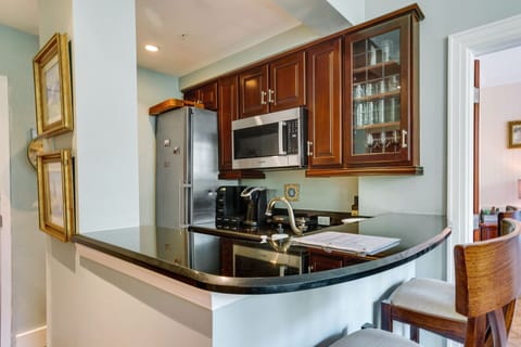 Apartment (1 Bedroom) | Private kitchen | Microwave, dishwasher, cookware/dishes/utensils, ice maker