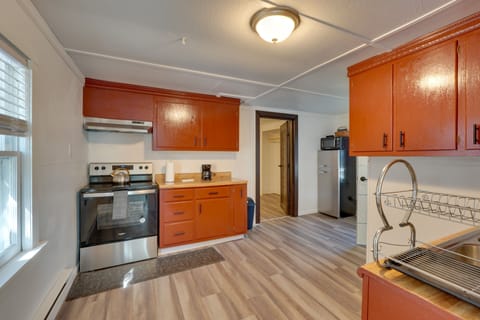 House (1 Bedroom) | Private kitchen | Microwave, oven, stovetop, paper towels