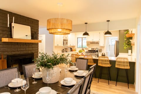 Dining Room w/Seating for 8