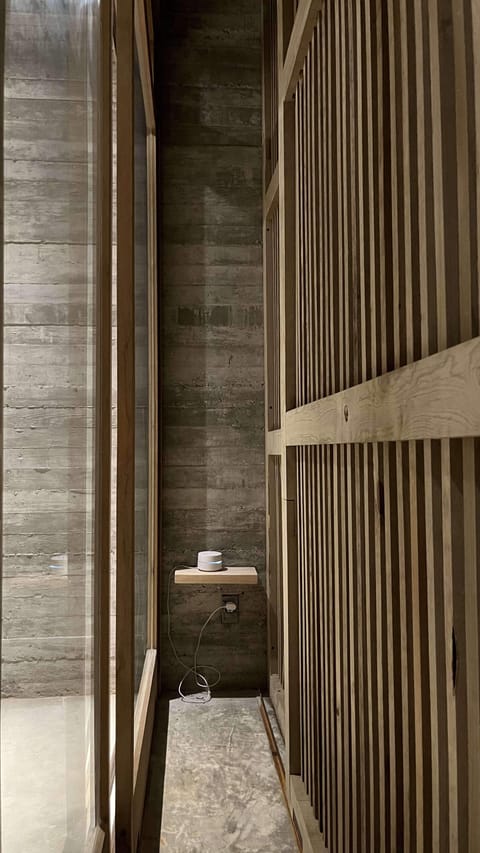 Room window and louver Ona