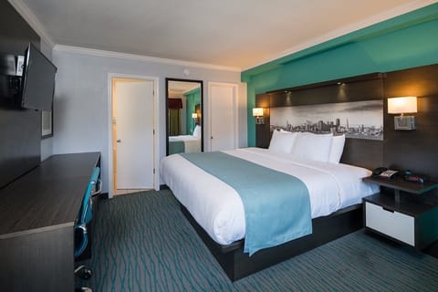 Standard Room, 1 Queen Bed, Non Smoking | Down comforters, free WiFi, bed sheets