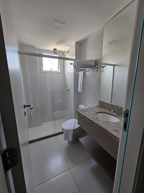 Apartamento Executivo | Bathroom | Free toiletries, towels