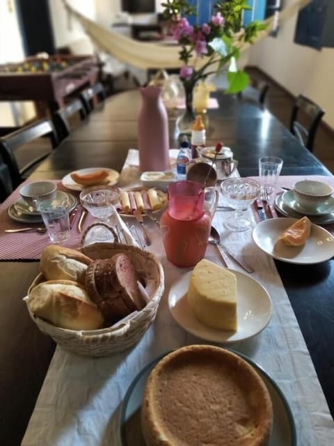 Daily cooked-to-order breakfast (BRL 15.00 per person)