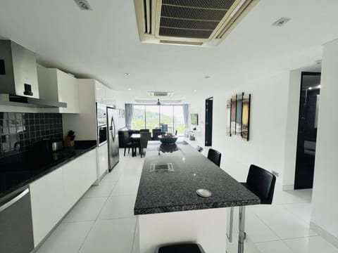 Deluxe Penthouse | Private kitchen | Microwave, oven, stovetop, electric kettle