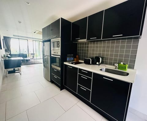 Deluxe Penthouse | Private kitchen | Microwave, oven, stovetop, electric kettle