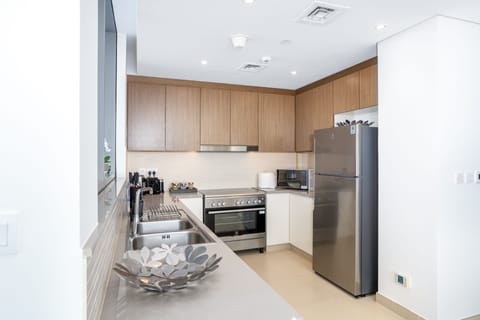 Elite Apartment | Private kitchen | Fridge, microwave, oven, dishwasher