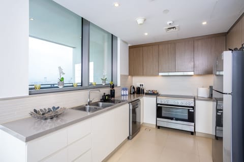 Elite Apartment | Private kitchen | Fridge, microwave, oven, dishwasher