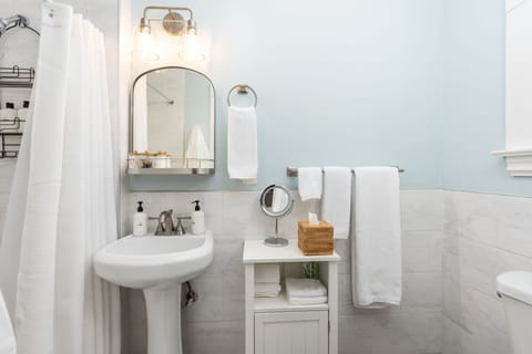 Zinfandel Room | Bathroom | Free toiletries, hair dryer, bathrobes, towels