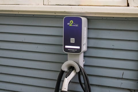 Electric vehicle charging station