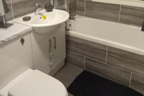 Combined shower/tub, deep soaking tub, towels
