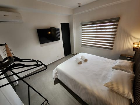 Standard Room, 1 King Bed | Premium bedding, down comforters, free WiFi, bed sheets