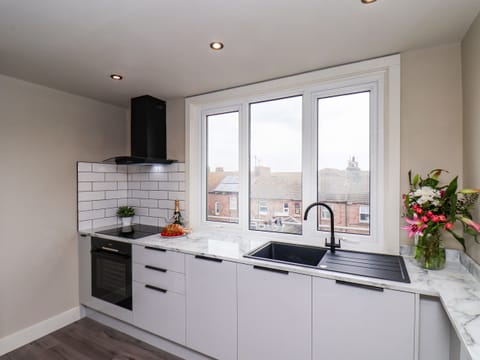 Cottage | Private kitchen | Fridge, dishwasher, electric kettle, toaster