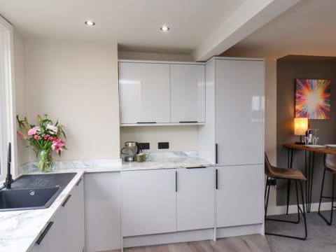 Cottage | Private kitchen | Fridge, dishwasher, electric kettle, toaster