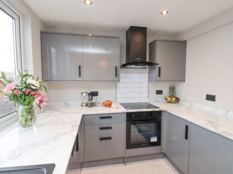 Cottage | Private kitchen | Fridge, dishwasher, electric kettle, toaster