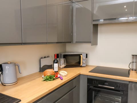 Cottage | Private kitchen | Fridge, dishwasher, electric kettle, toaster