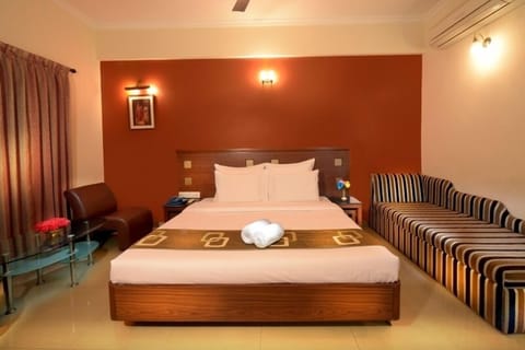 Deluxe Room | Bathroom | Shower, rainfall showerhead, free toiletries, towels