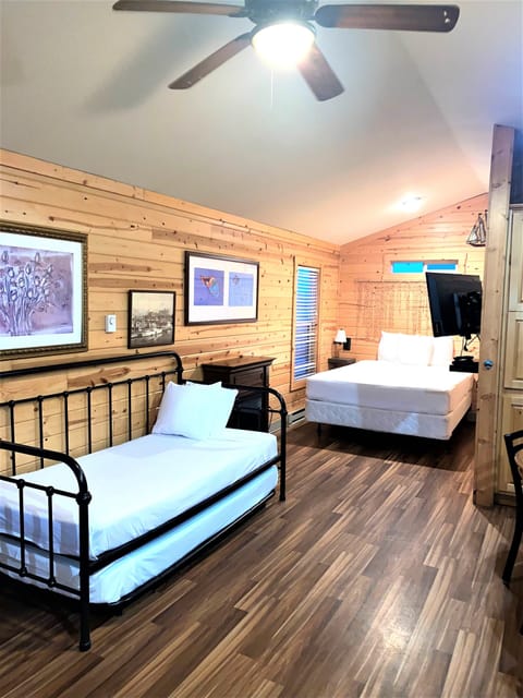 Studio Cabin with Kitchen and Jetted Tub | Free WiFi, bed sheets