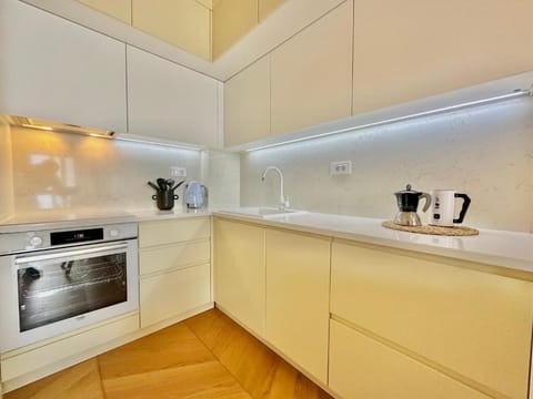 Exclusive Apartment | Private kitchen | Electric kettle, cookware/dishes/utensils