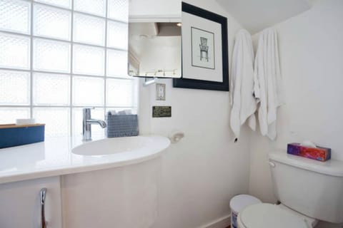 Double Room | Bathroom | Free toiletries, hair dryer, towels, soap