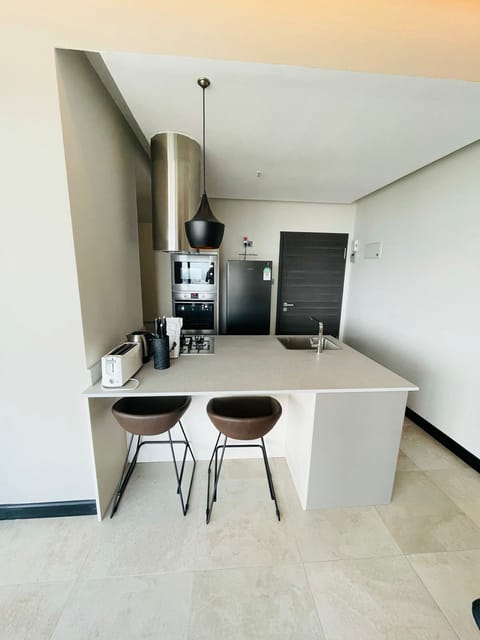 Business Apartment | Private kitchen | Fridge, microwave, cookware/dishes/utensils