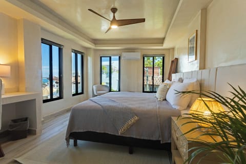 Quiet - Standard Partial Sea View | Egyptian cotton sheets, premium bedding, pillowtop beds, in-room safe