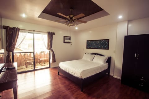 Standard Room, 1 Queen Bed, Partial Ocean View | Living area | LCD TV