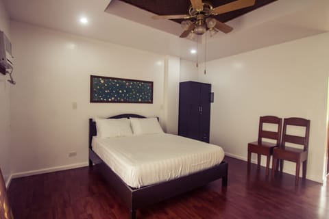 Standard Room, 1 Queen Bed, Partial Ocean View | In-room safe, desk, soundproofing, iron/ironing board